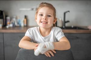 pequeno menina com quebrado dedo às a médico compromisso dentro a hospital foto