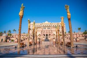 abu dhabi, Unidos árabe Emirados - dezembro 5, 2023. a Emirados Palácio é a maioria caro hotel dentro a mundo dentro abu dhabi, Unidos árabe emirados. foto