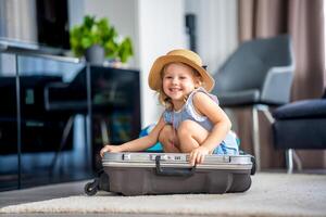 pequeno menina dentro mala de viagem Bagagem bagagem pronto para ir para viajando em período de férias foto