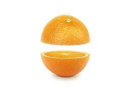 fatia de laranja em fundo branco foto