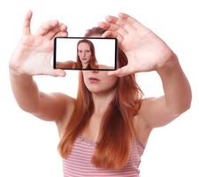 jovem mulher levando selfie com Móvel telefone foto