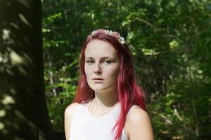 jovem mulher com flores dentro dela cabelo foto