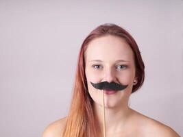 jovem mulher com falso bigode foto