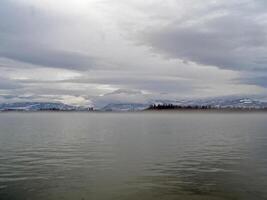 rio panorama cedo Primavera. nu árvores, Derretendo neve. foto