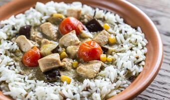 tailandês verde frango Curry com misturar do branco e selvagem arroz foto