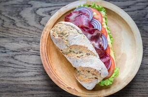 sanduíche com presunto, queijo e legumes frescos foto