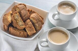 dois copos do café com cantuccini foto