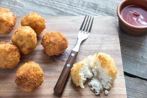 Bolinho de arroz - arroz bolas com mozzarella foto