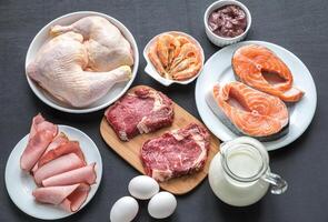 proteína dieta cru produtos em a de madeira fundo foto