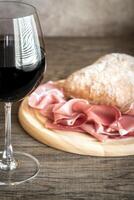 vermelho vinho com prosciutto e ciabatta foto