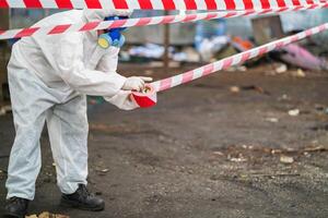 químico especialista vestem segurança uniforme e gás mascarar inspecionando químico vazamento dentro indústria fábrica foto