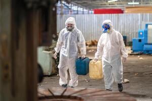 químico especialista vestem segurança uniforme e gás mascarar inspecionando químico vazamento dentro indústria fábrica foto