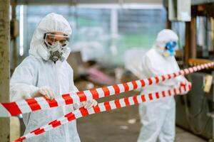 químico especialista vestem segurança uniforme e gás mascarar inspecionando químico vazamento dentro indústria fábrica foto