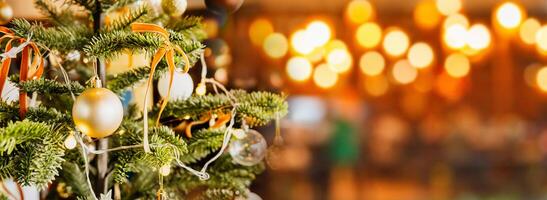 Natal árvore decoração ouro bola enfeites embaçado fundo foto