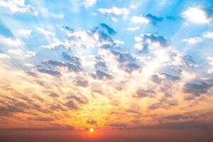 céu, nascer do sol, pôr do sol, luxo suave gradiente laranja ouro nuvens e ouro luz solar entre grupo do azul clound céu perfeito para a fundo, levar dentro entardecer, crepúsculo, Alto definição panorama foto