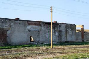 velho soviético tijolo abandonado prédio. desmoronando tijolo construção. foto