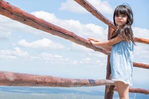 retrato do uma turista menina perto uma grade às a topo do uma montanha alcance dentro Córdoba, Argentina. foto