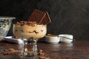 Chocotorta sobremesa, com camadas do creme com doce de leche e chocolate biscoitos. típica Argentino doces. foto