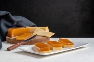 doce batata doce e queijo, isto é uma tradicional sobremesa dentro Argentino gastronomia chamado vigilante foto