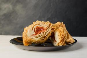 tradicional Argentino Comida. frito sobremesa preenchidas com doce marmelo ou doce batata. foto