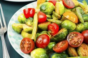 vegetal salada com Bruxelas brotos. foto