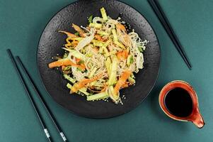 chinês salada com enoki cogumelos. foto