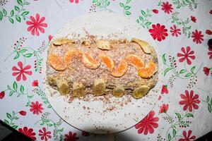 bolo com banana e tangerinas, borrifado com chocolate. foto