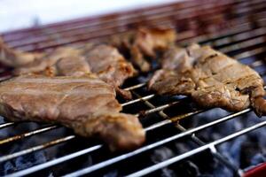 churrasco carne em ao ar livre grade. foto