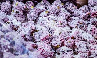 peças do marmelada dentro coco flocos. doces com coco. foto