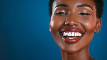 ai gerado lindo africano fêmea modelo com uma brilhante sorrir e branco dentes contra uma profundo azul pano de fundo foto