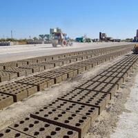 cinza blocos mentira em a terra e seco. em cinza quadra Produção plantar. foto