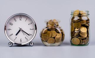 salvando dinheiro e tempo, finanças e financeiro contabilidade plano seu investimentos, dinheiro fluxo, financeiro retorna, salário renda, e dívida e capital próprio mútuo fundos. foto