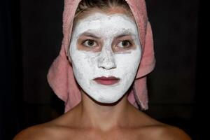 Cosmético branco face mascarar do pasta de dentes. mulher dentro branco Cosmético mascarar foto