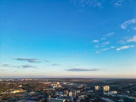 Alto ângulo Visão do central luton cidade do Inglaterra Reino Unido durante pôr do sol tempo. dezembro 1º, 2023 foto