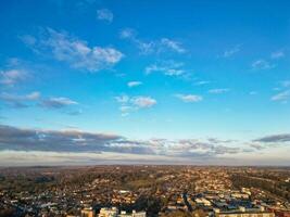 Alto ângulo Visão do central luton cidade do Inglaterra Reino Unido durante pôr do sol tempo. dezembro 1º, 2023 foto