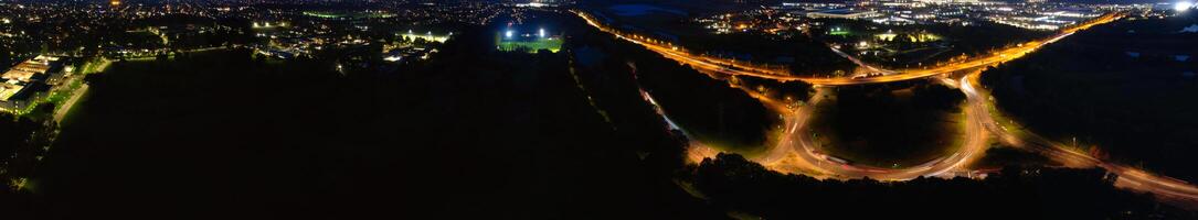 aéreo panorâmico Visão do iluminado Northampton cidade do Inglaterra, Reino Unido durante noite do Outubro 25, 2023 foto