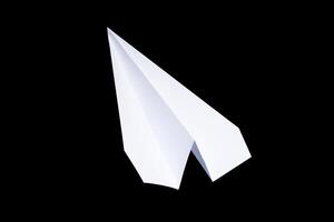 papel avião em uma Preto fundo. papel símbolo do a mensagem foto