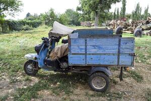 lambreta formiga. velho soviético motor lambreta em três rodas com uma carrinho foto