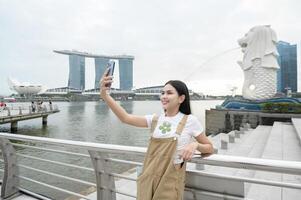 uma mulher dentro Merlion fonte dentro frente do a marina baía foto