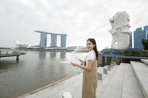 uma mulher dentro Merlion fonte dentro frente do a marina baía foto