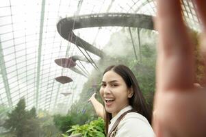 uma mulher dentro nuvem floresta cúpula meio Ambiente dentro Cingapura foto