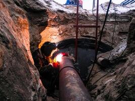 segurança às trabalhar. Soldagem e instalação do a pipeline. industrial dias da semana soldadores e montadores foto