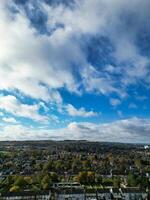 Alto ângulo Visão do norte luton cidade do Inglaterra Reino Unido durante frio e brilhante dia do inverno. novembro 7º, 2023 foto