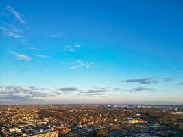 Alto ângulo Visão do central luton cidade do Inglaterra Reino Unido durante pôr do sol tempo. dezembro 1º, 2023 foto