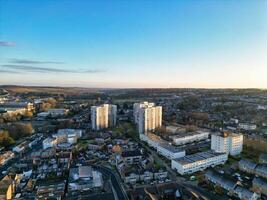 Alto ângulo Visão do central luton cidade do Inglaterra Reino Unido durante pôr do sol tempo. dezembro 1º, 2023 foto