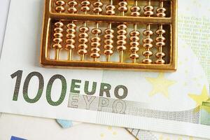 ouro ábaco em nota de banco dinheiro, finança negociação investimento o negócio moeda conceito. foto
