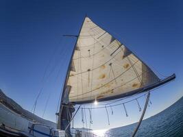 velho velas do barco a vela Visão a partir de a inferior com olho de peixe foto