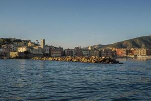 sestri levante silêncio baía Visão a partir de a mar às pôr do sol baia del silenzio mar Porto e de praia Visão Ligúria, Itália. foto