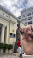 fêmea pequeno dedo marcado com eleição tinta. pemilu Indonésia foto