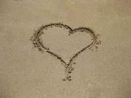 coração na areia foto